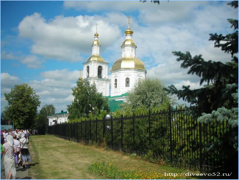 Вид Серафимо-Дивеевского монастыря со стороны улицы Октябрьской: http://diveevo52.ru/
