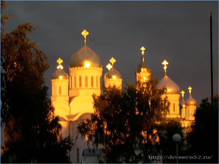 Золотые купола дивеевских храмов в лучах восходящего солнца: http://diveevo52.ru/