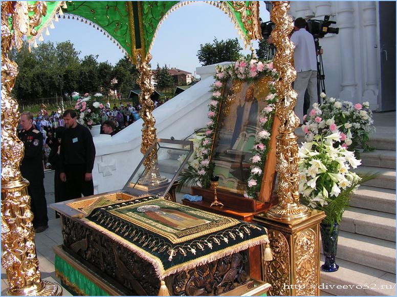 Открытая рака с мощами преподобного Серафима Саровского: Дивеево, 1 августа 2007 года (diveevo52.ru)