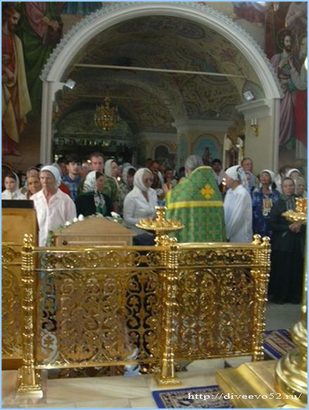 Богослужение в Казанском соборе в Дивеево: http://diveevo52.ru/