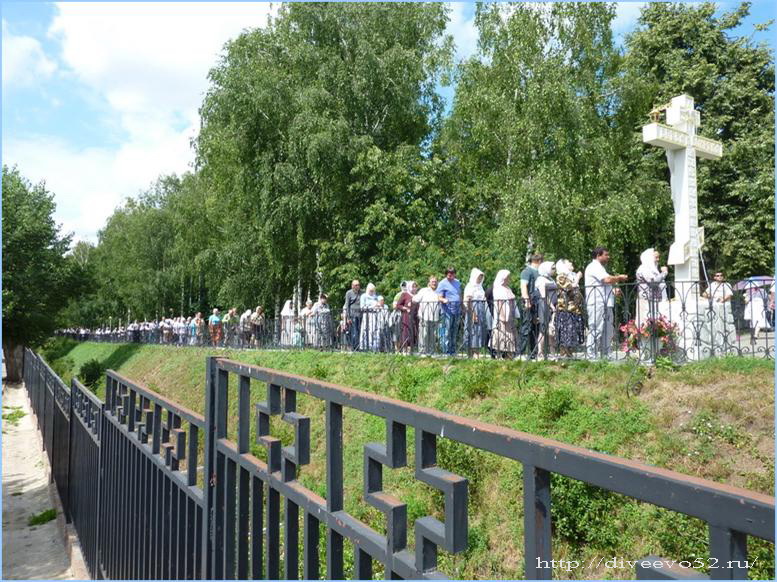 Дивеево: Паломники на Святой Канавке 1 августа 2011 года: http://diveevo52.ru/