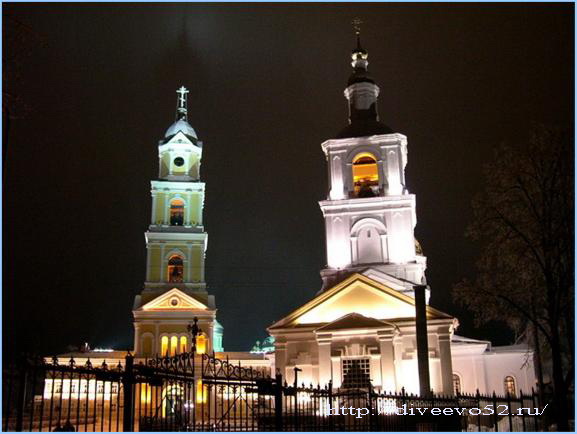 Колокольня Дивеевского монастыря и колокольня Казанского собора ночью: http://diveevo52.ru/