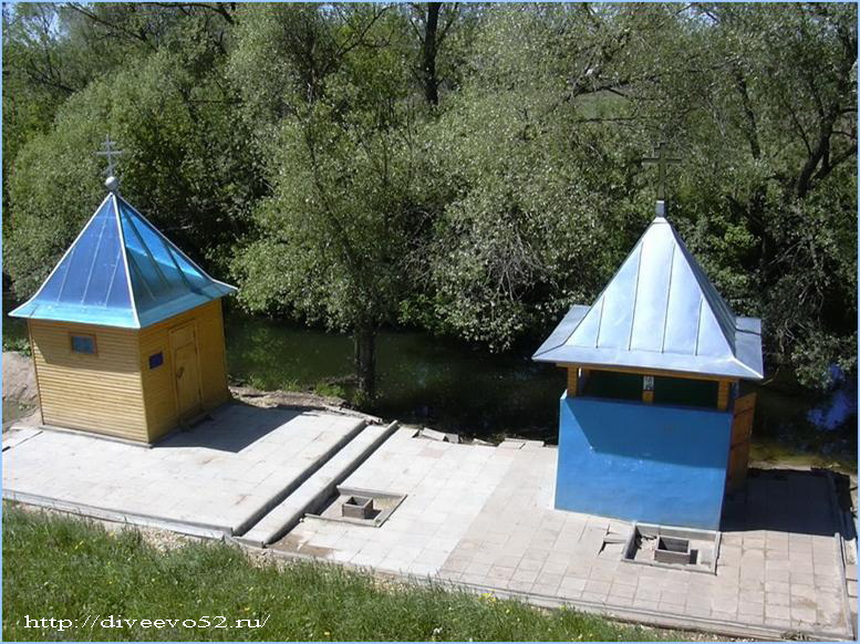 Купальня и часовня Иверского источника в Дивеев. 2004 год: http://diveevo52.ru/