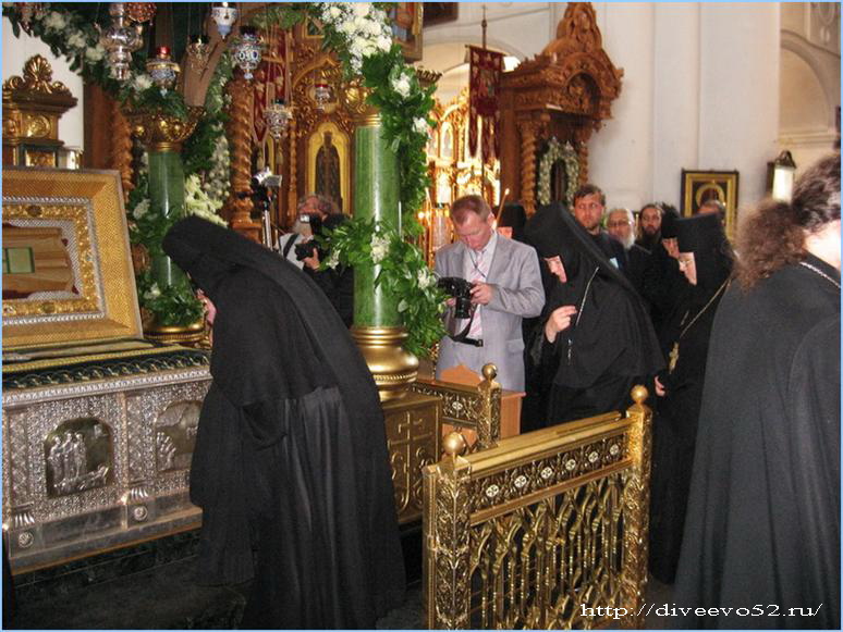 Рака с мощами Серафима Саровского в Троицком соборе Дивеевского монастря: http://diveevo52.ru/