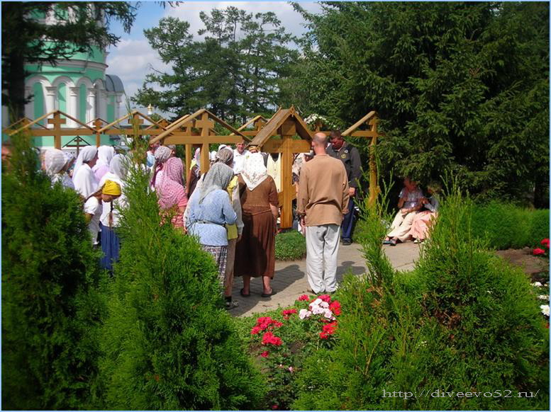 Паломники у могилы иеромонаха Владимира Шикина в Дивееве: http://diveevo52.ru/