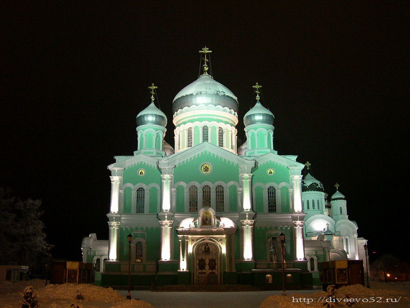 Троицкий собор в Дивееве ночью: http://diveevo52.ru/